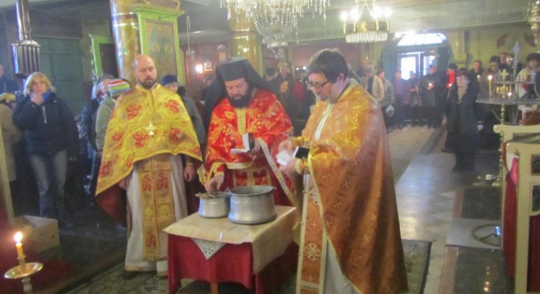 В деня на Св.вмчк Теодор Стратилат, архимандрит Висарион отслужи молебен да няма повече наводнения и природни бедствия 