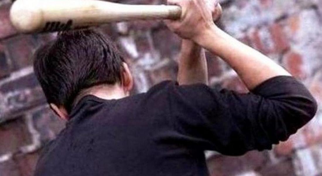 Мъж нахлу в апартамент и преби мъж и жена с бухалка