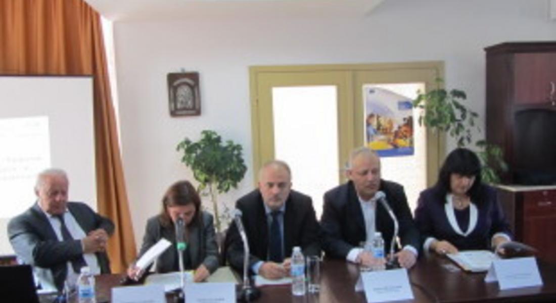 Социалният министър открива три обекта в Баните