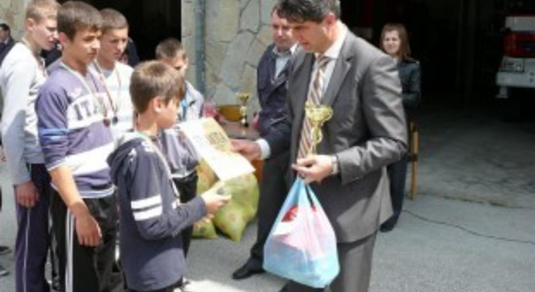 Отборът на ОУ - с. Момчиловци е победител в районното състезание “Млад огнеборец”