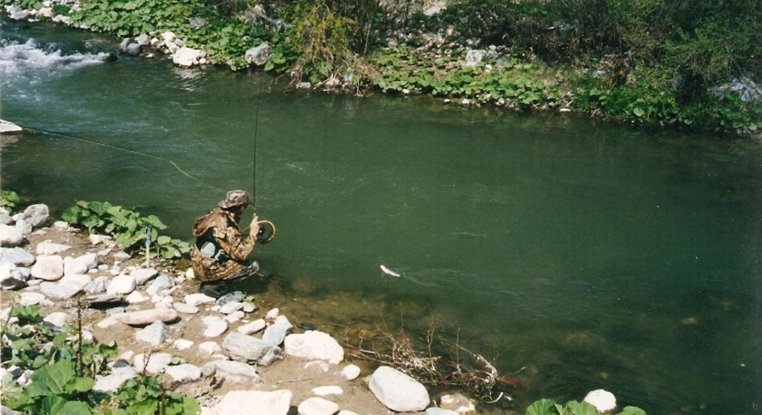 Фирма за разбиване на камъни замърси водите на р. Въча в района на Девин
