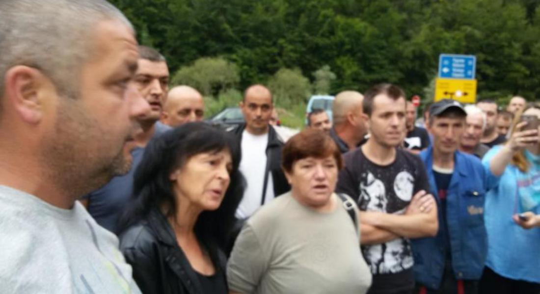  Родопчани блокираха международен път заради свлачището край Тикале