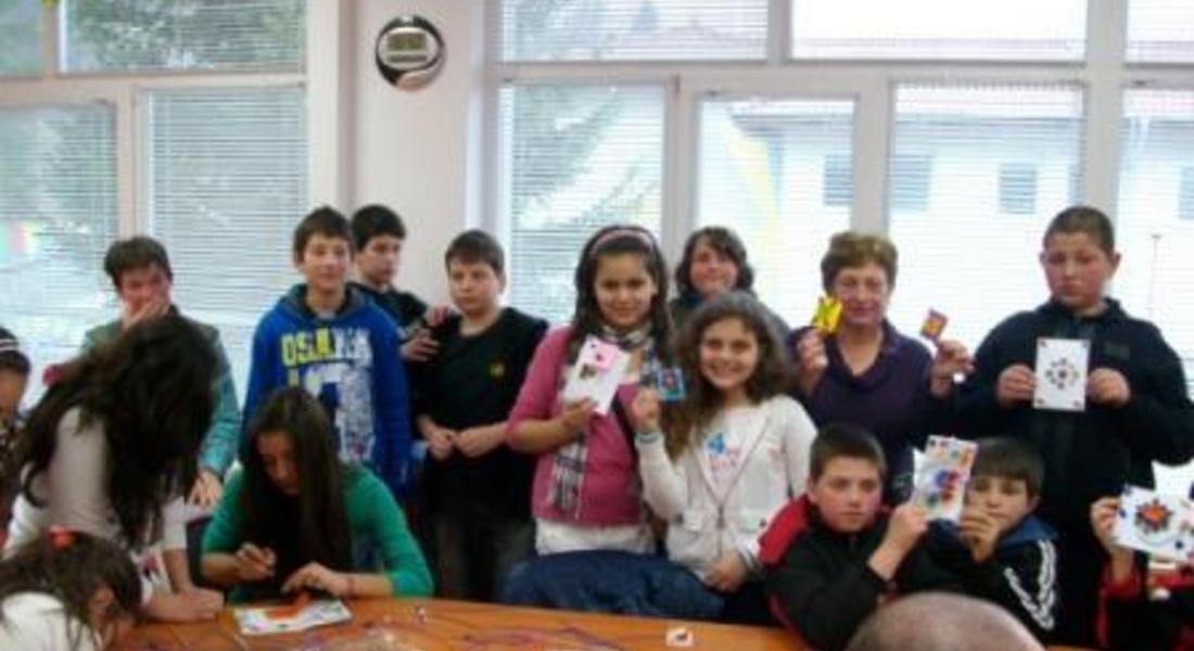 Ученици майсториха картички за първа пролет в "Звънче"