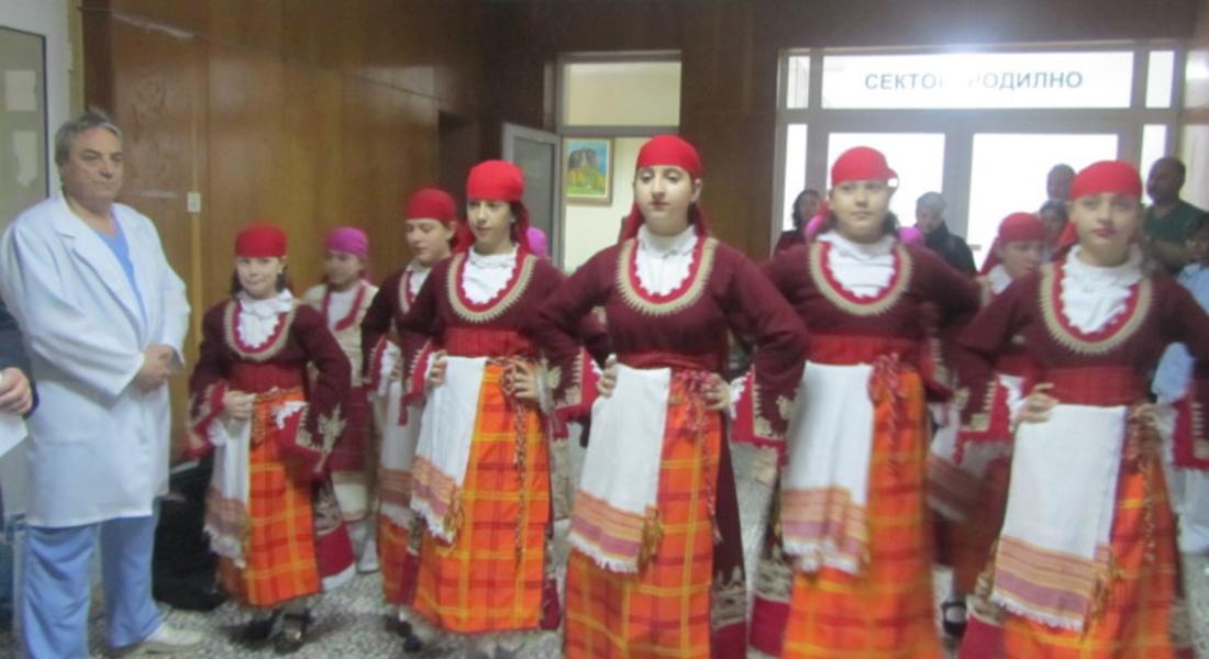 С обичая „миене на ръце” отбелязаха Бабинден в Смолян
