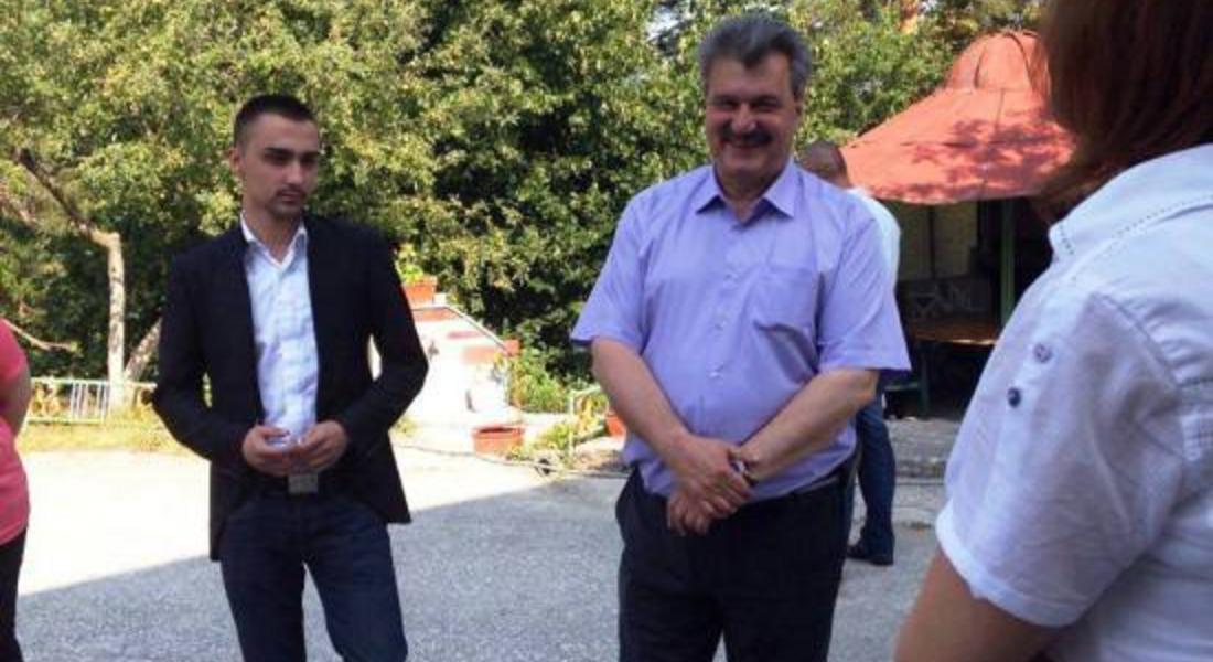 Тодор Батков и семейството му посетиха дома във Фатово, оставиха и подаръци