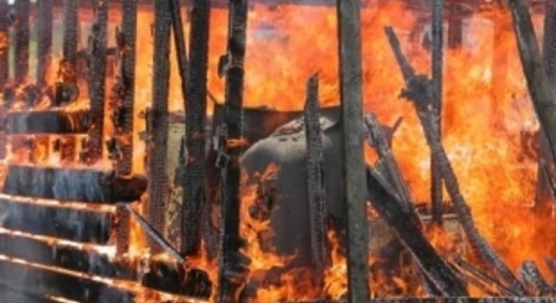 Две постройки, дърва и въглища изгоряха при пожар в Смолян