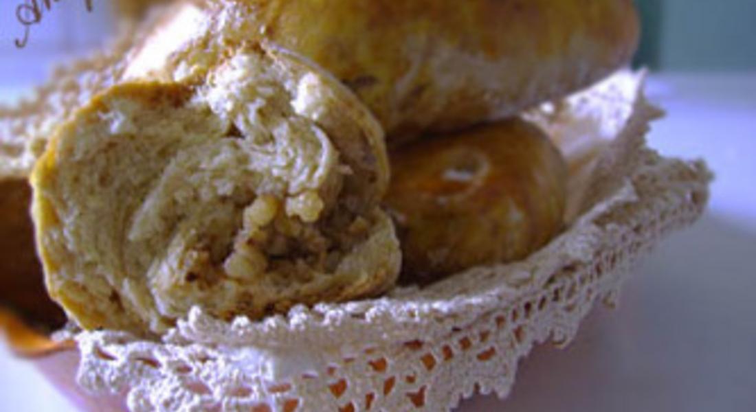 Кифлички с мед, канела и орехи