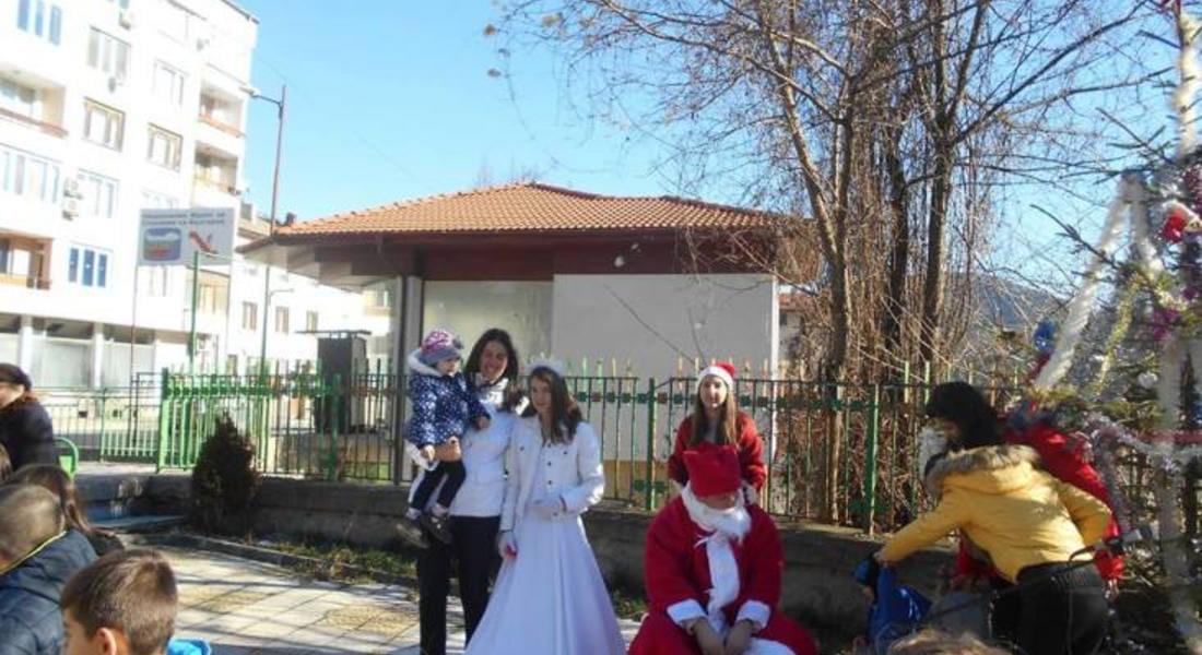Дядо Коледа зарадва децата в Райково