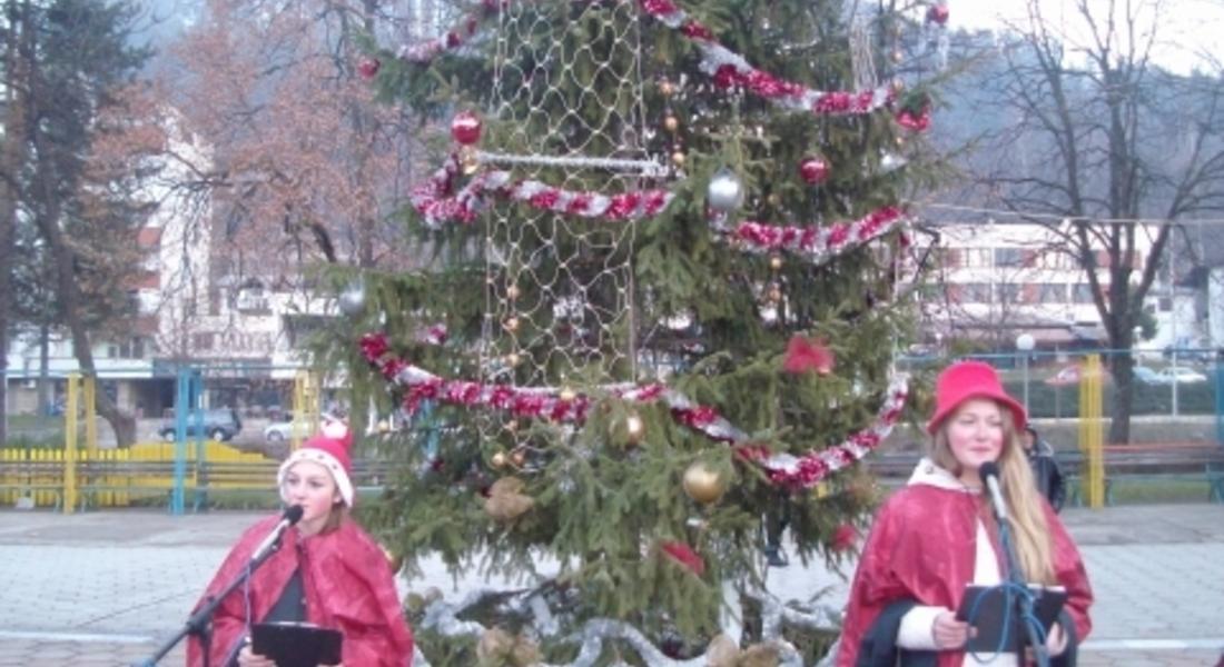 Децата в Мадан посрещнаха Дядо Коледа
