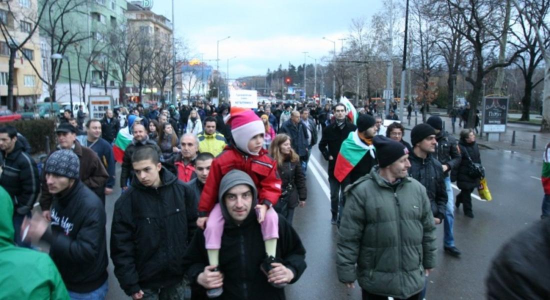 Анонимни протестиращи правят движения за участие в изборите
