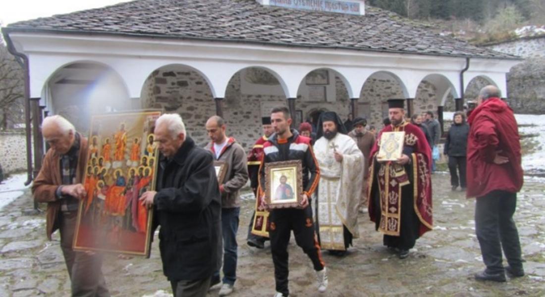   Архимандрит Висарион отслужи  молебен в Широка лъка, за да няма повече жертви по пътя