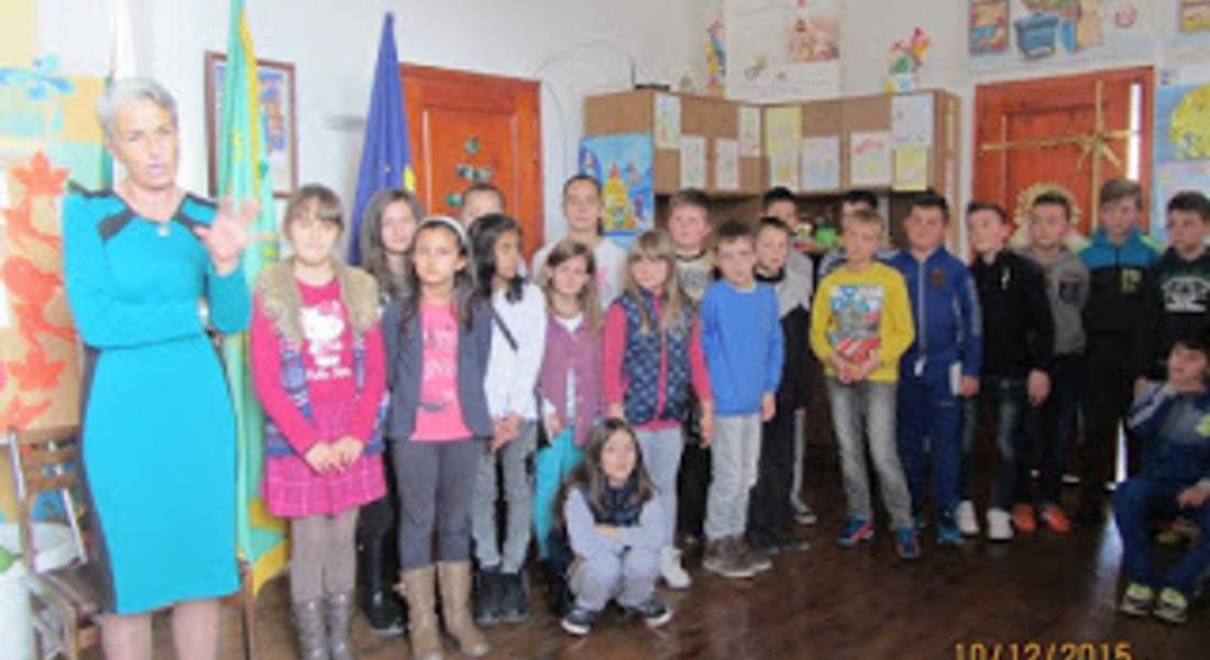  Росица Бошнакова от Доспат с четири внучета - в 1, 2, 3 и 4 клас