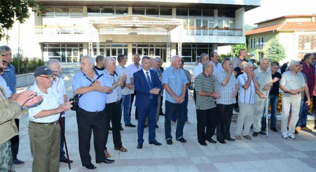 Откриха паметна плоча на входа на бившето военно поделение в Девин