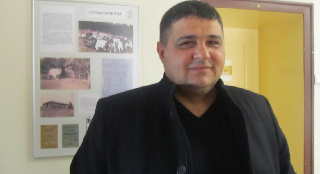 Кмет подарява на пенсионери "патриотични" бастуни за Еньовден