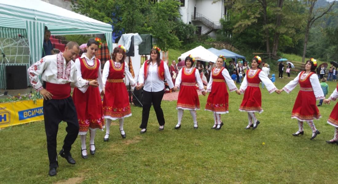 За празника на народното творчество и цветята  с етноизложба кметът Чочев слага началото на музей в Могилица