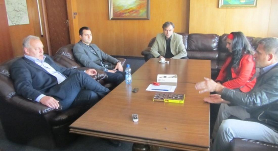 Кметът Мелемов с помощ за пострадалите от големия пожар на кв.Каптажа 