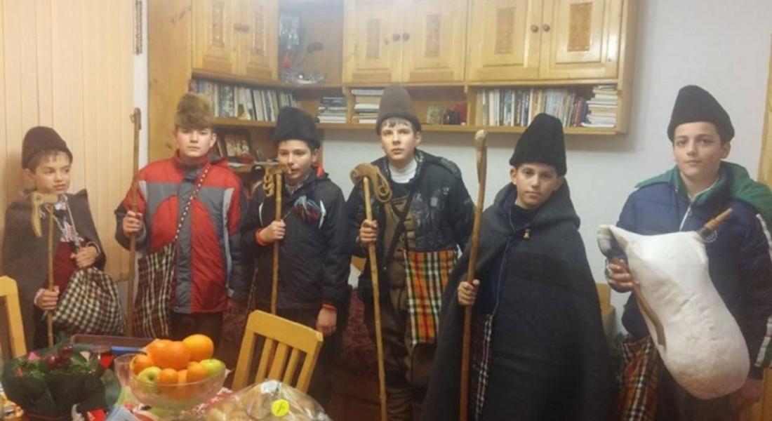  Коледарчета дариха събрани пари за семейства, чиято къща пострада при пожар