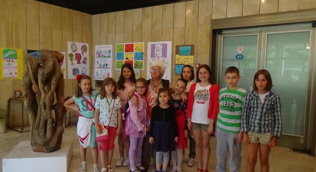 Деца усвояваха техники на рисуване и приложни изкуства в библиотеката