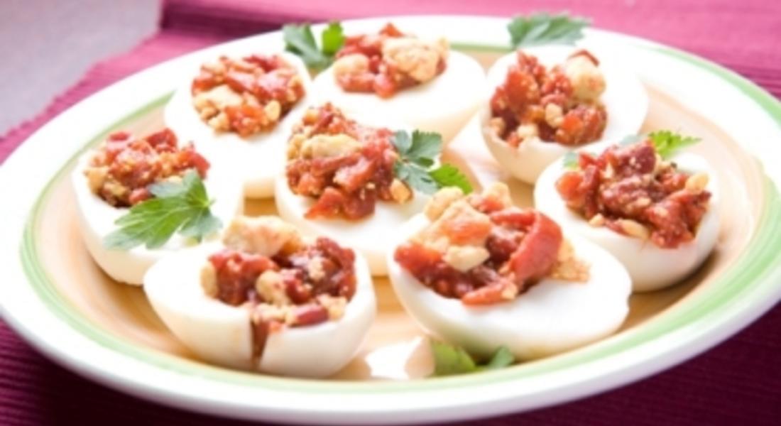Пълнени яйца с чушки