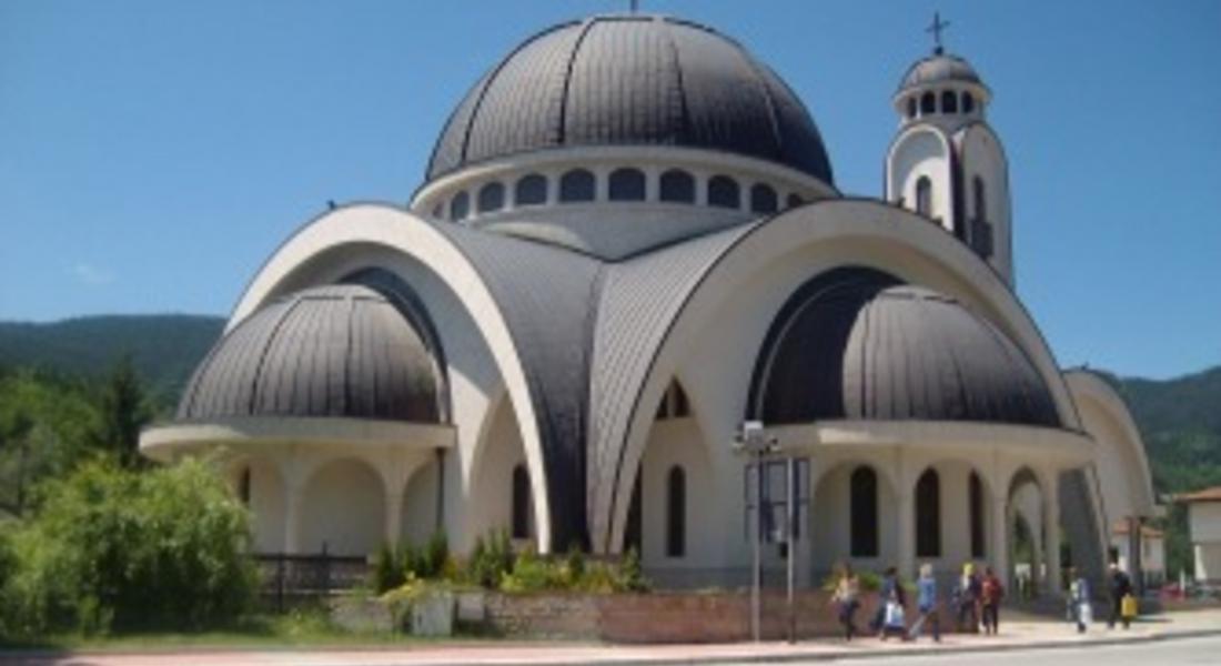 От днес в храмовете отслужват молебени за мир и здраве