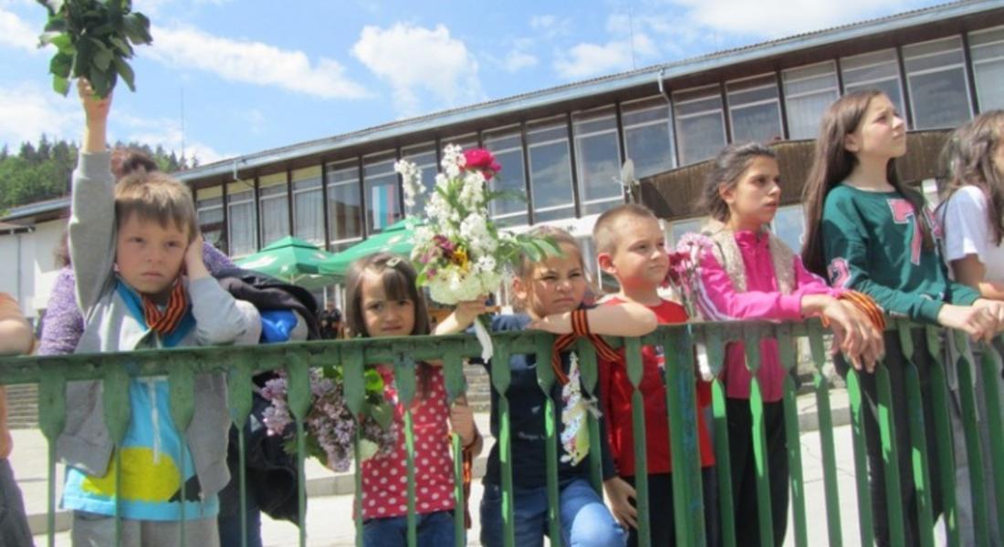 Смолянчани се поклониха пред паметника на загиналите във войните в кв.Райково