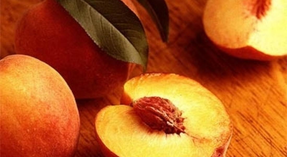 На пазара са първите кайсии и праскови произведени в България