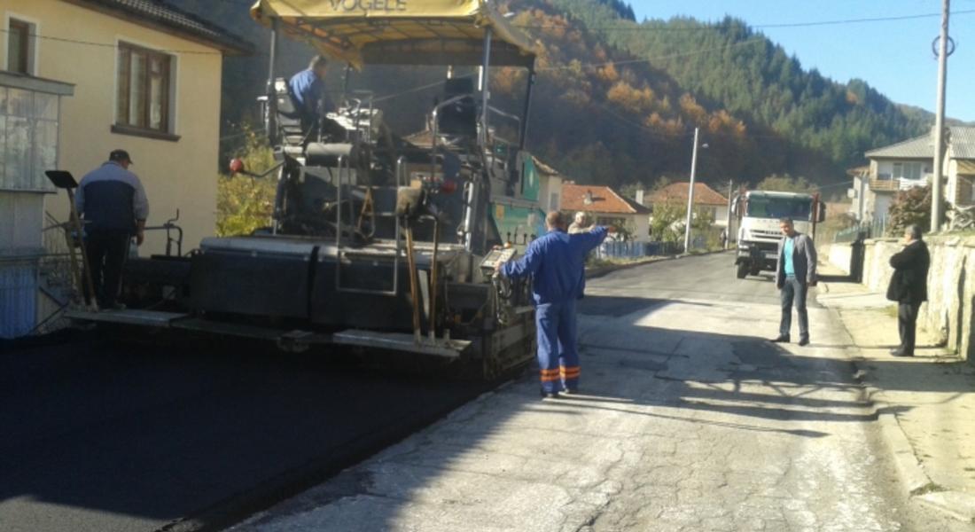  Асфалтираха част от основната улица в село Елховец