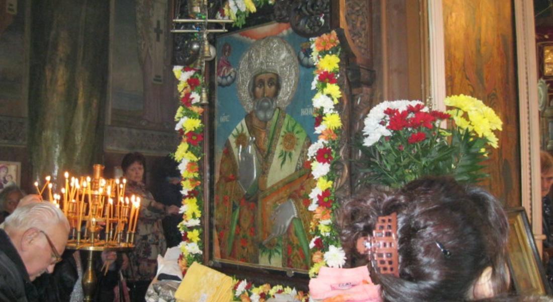 Никулден в Устово събра в прегръдка стотици вярващи