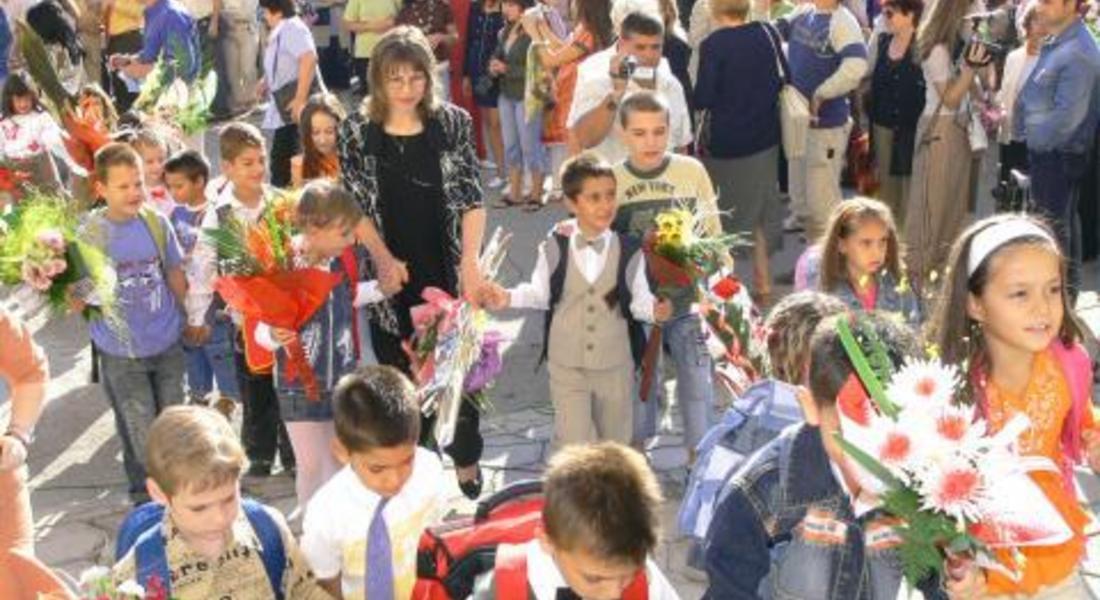Над 60 000 първолаци прекрачват прага на родното школо днес