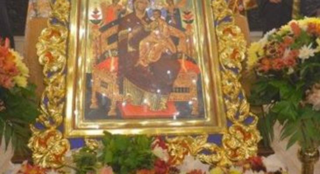 Тази вечер посрещат частици от одеждите-покрова и ризата на Майката Божия в Смолян