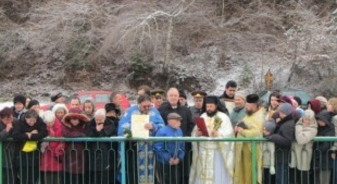  30-годишният Филип Караасенов извади кръста на Богоявление в Смолян