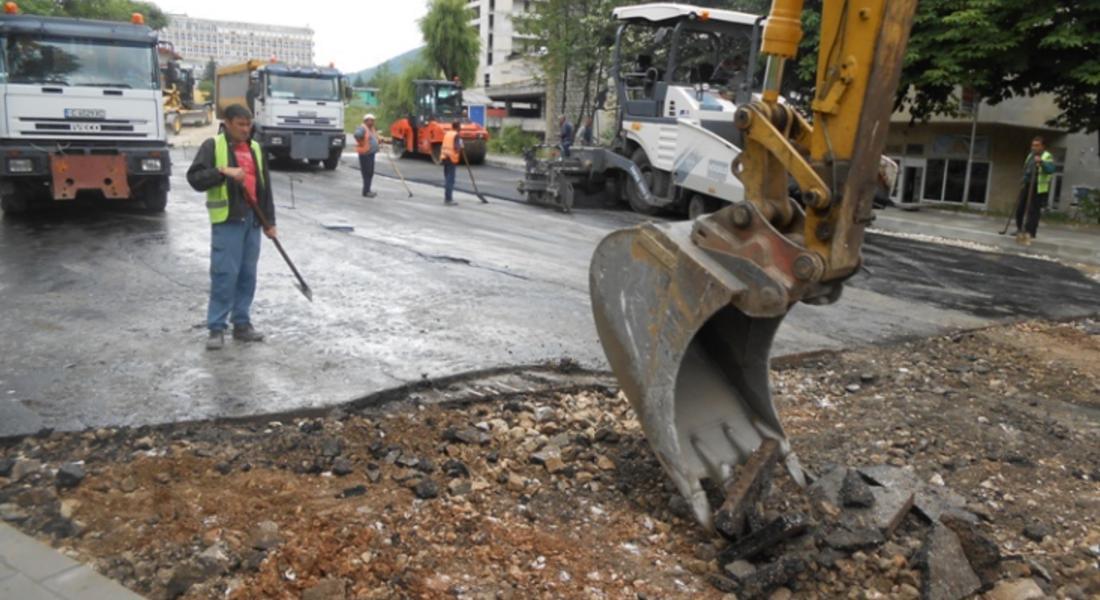 Асфалтират улицата около болницата в Смолян