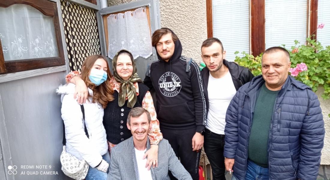 ДОБРОВОЛЦИ СЕ ВКЛЮЧВАТ В ИНИЦИАТИВИ ЗА РАЗДАВАНЕ НА ХРАНИТЕЛНИ ПРОДУКТИ