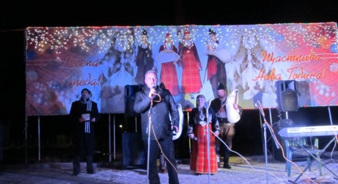 Смолян посрещна Новата 2015 г. с пищни илюминации, наздравици и хора около бъдника 