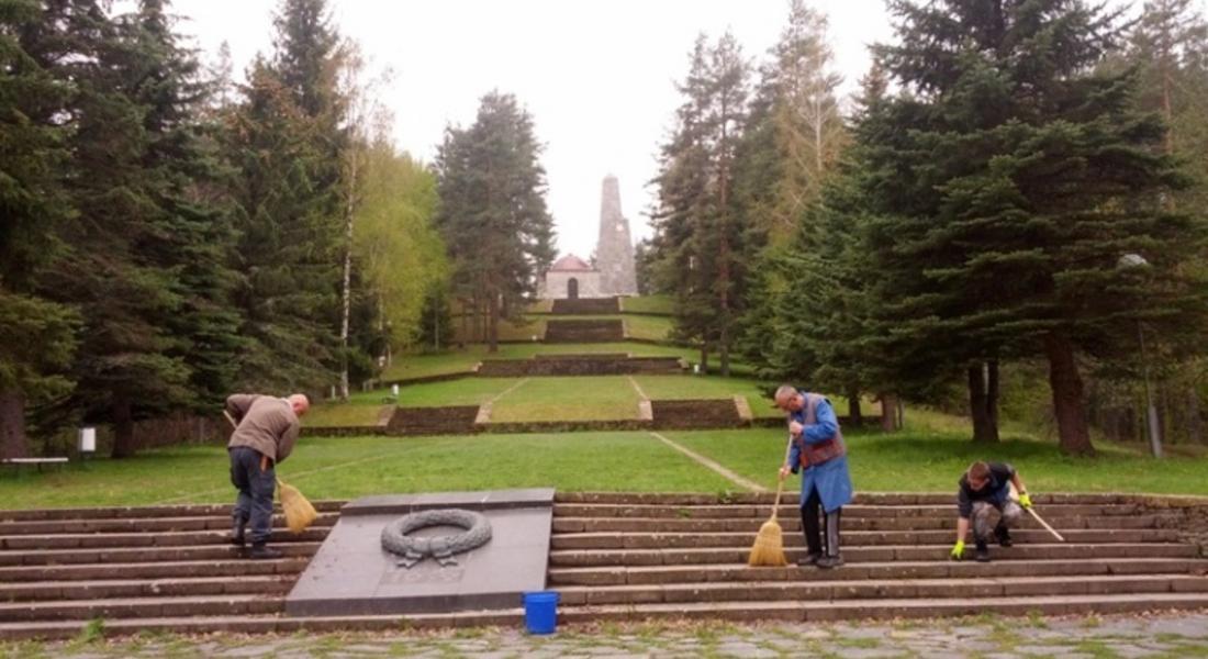 Скаути чистиха Родопската Шипка