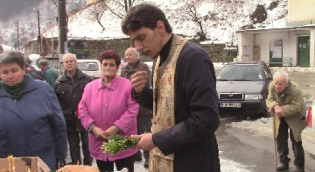  Момчета с носии скачаха за кръста в Бостина и в Момчиловци