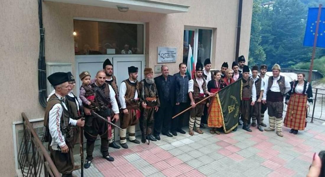 Сдружение "Родопски хайдути" дари плоча посветена на 150 г. от основаването на килийното училище в с.Бостина 