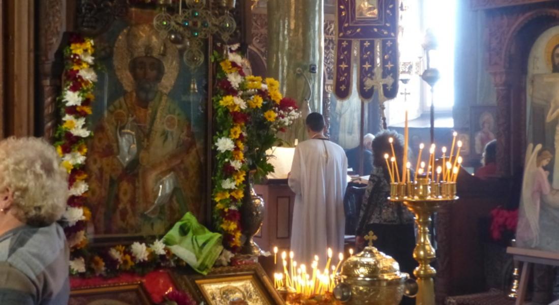 Много вярващи се събраха на Летен Никулден в Устово