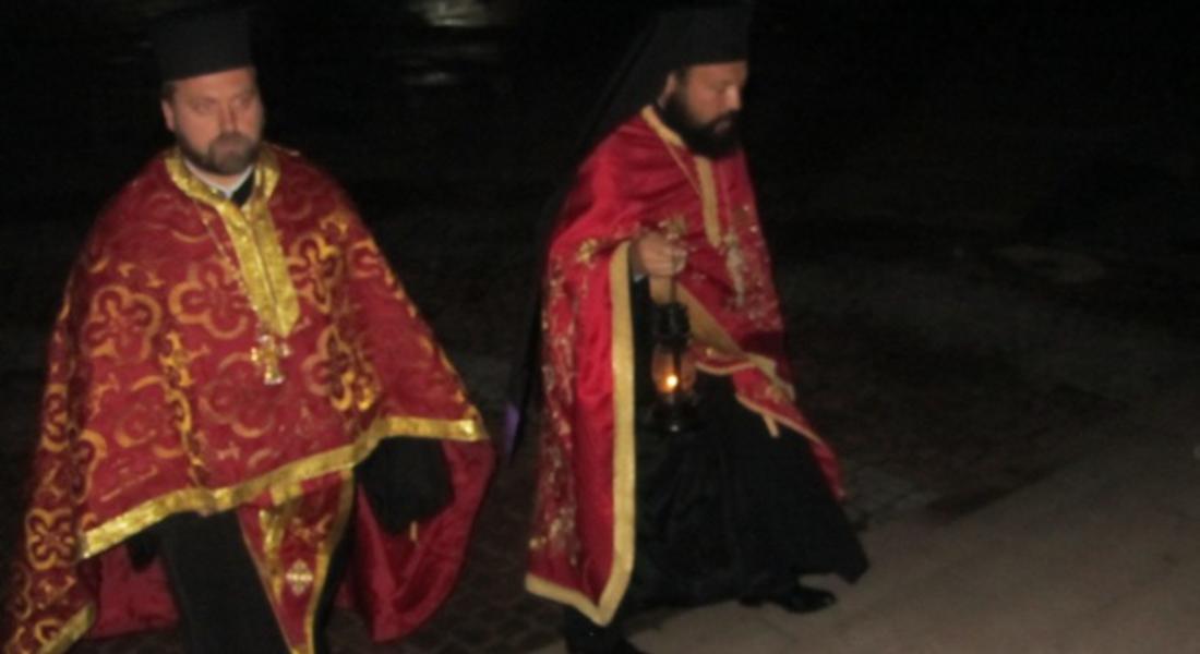 Благодатният огън пристигна в  Смолян , божествената частица донесе архимандрит Висарион 
