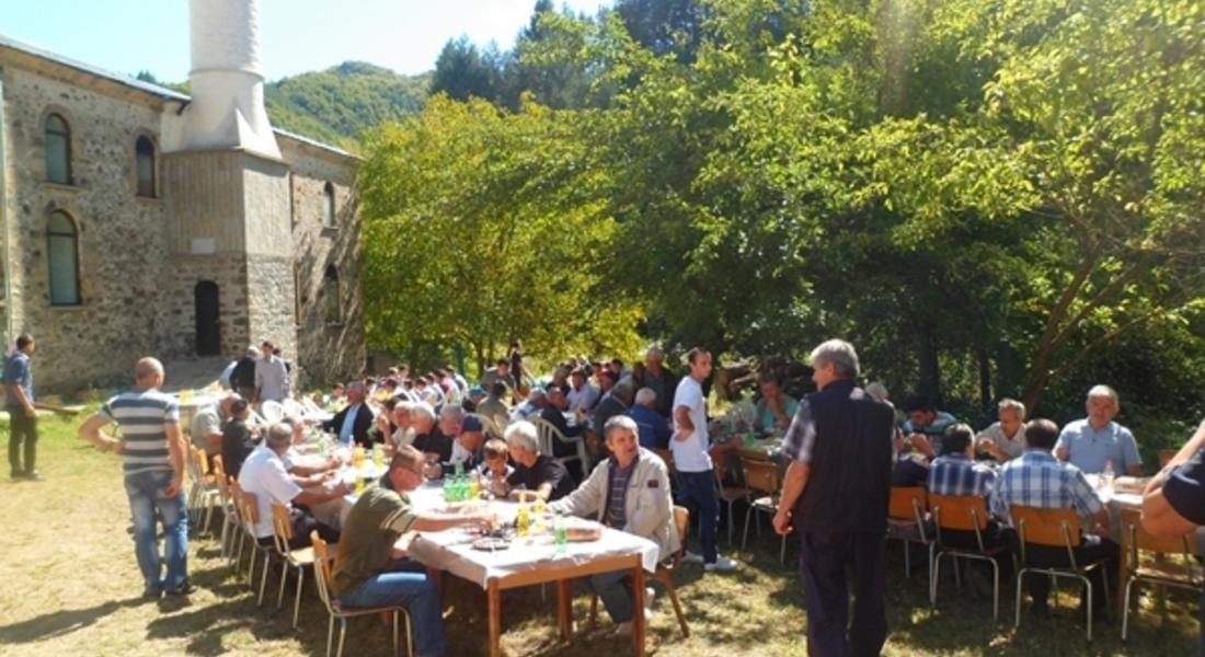 Родопчани се събраха на традиционен курбан в село Елховец 