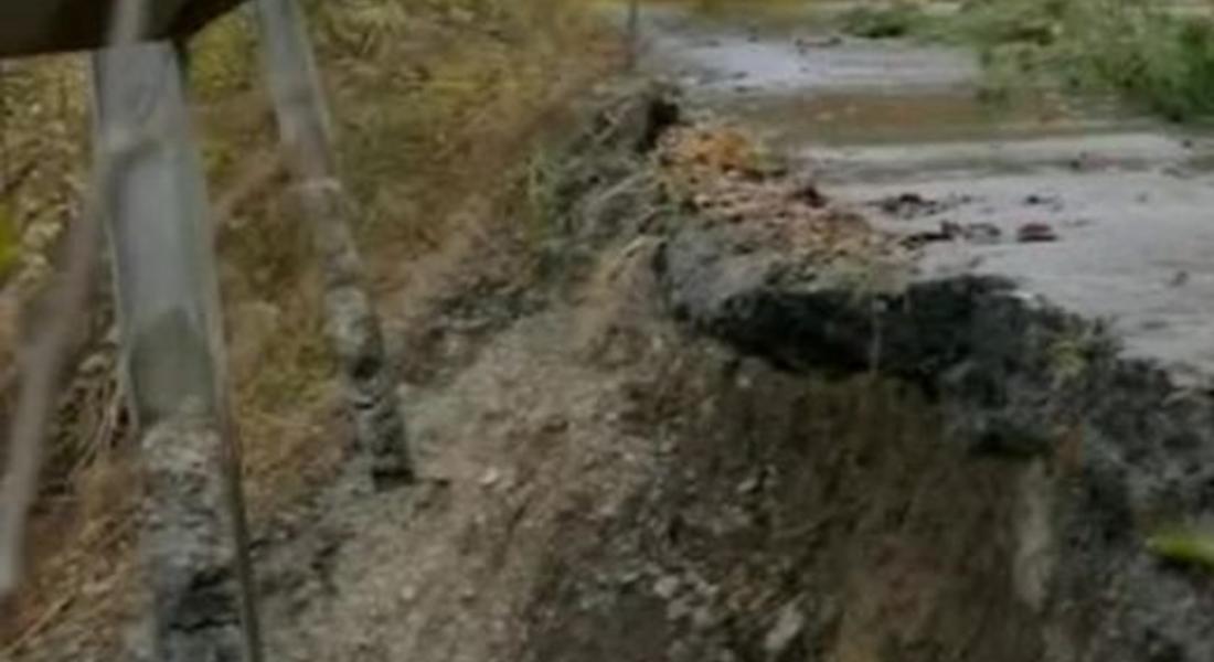 Опасно свлачище застрашава пътя към Кръстова гора