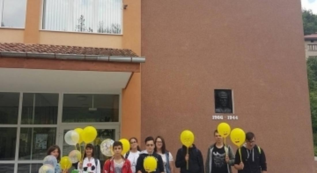  Ученици и учители от ПГ "В.Димитров"-Мадан в мисия "Подари усмивка на децата"