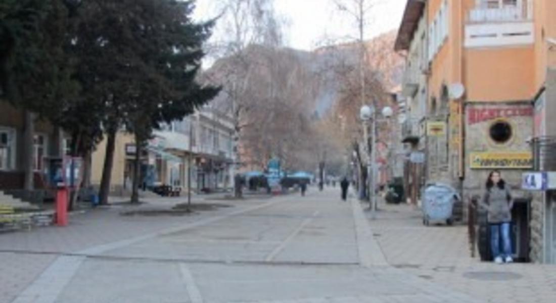 Наводни се сградата на полицията в Девин
