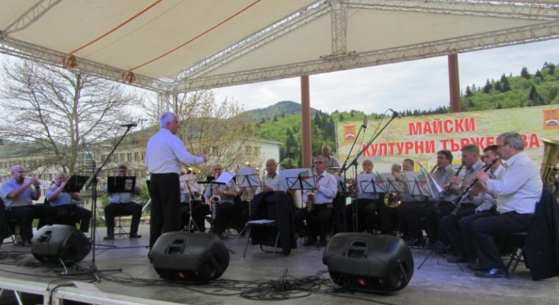 С концерт на Врачанския духов оркестър, за 46-и път, бяха открити Майските  тържества в Смолян