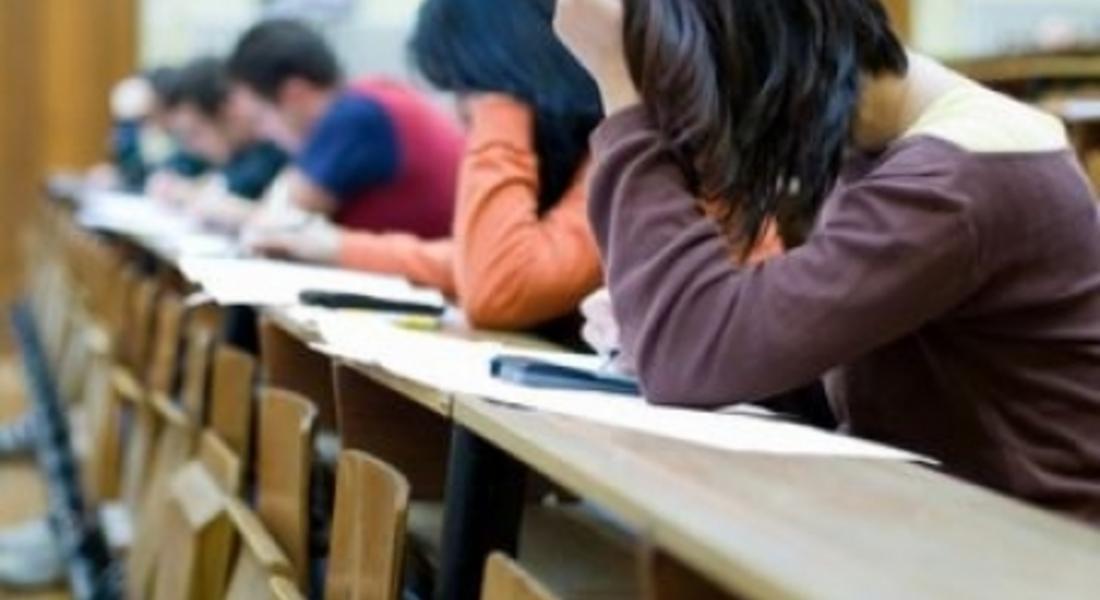 Учениците от VII и XII клас се явяват на матура по български език и литература
