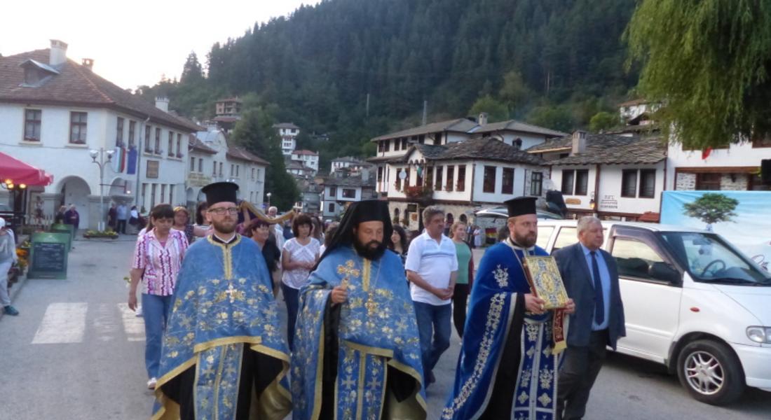  Плащеницата на Св. Богородица премина по улиците на Широка лъка