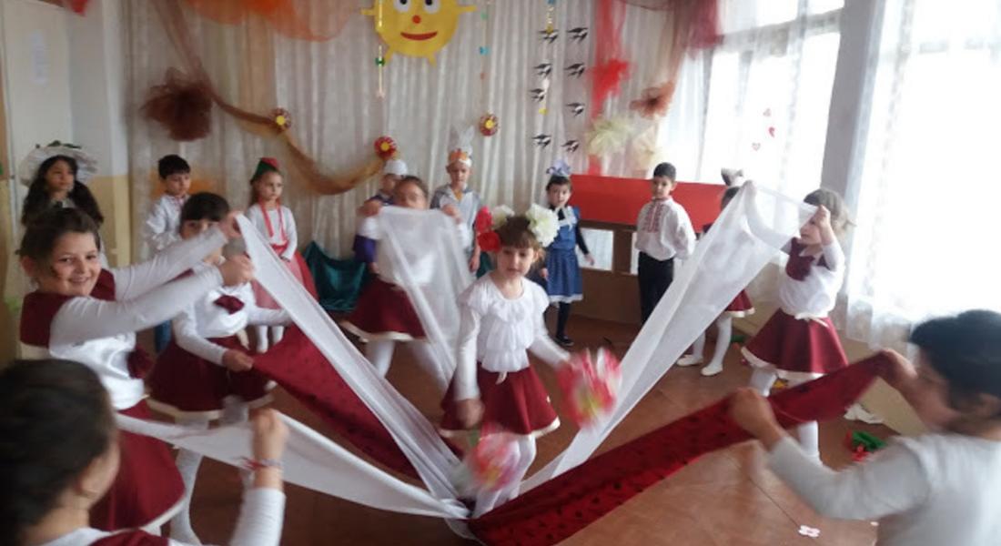  Децата в с. Змейца посрещнаха Първа пролет