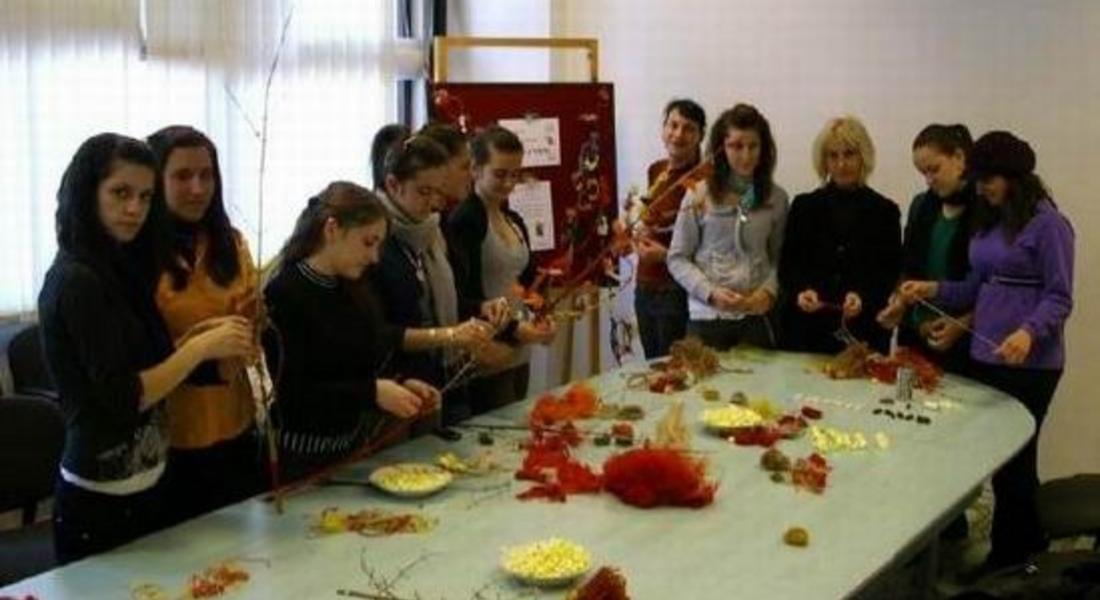 Ученици изработиха сурвачки, показаха ги в изложба