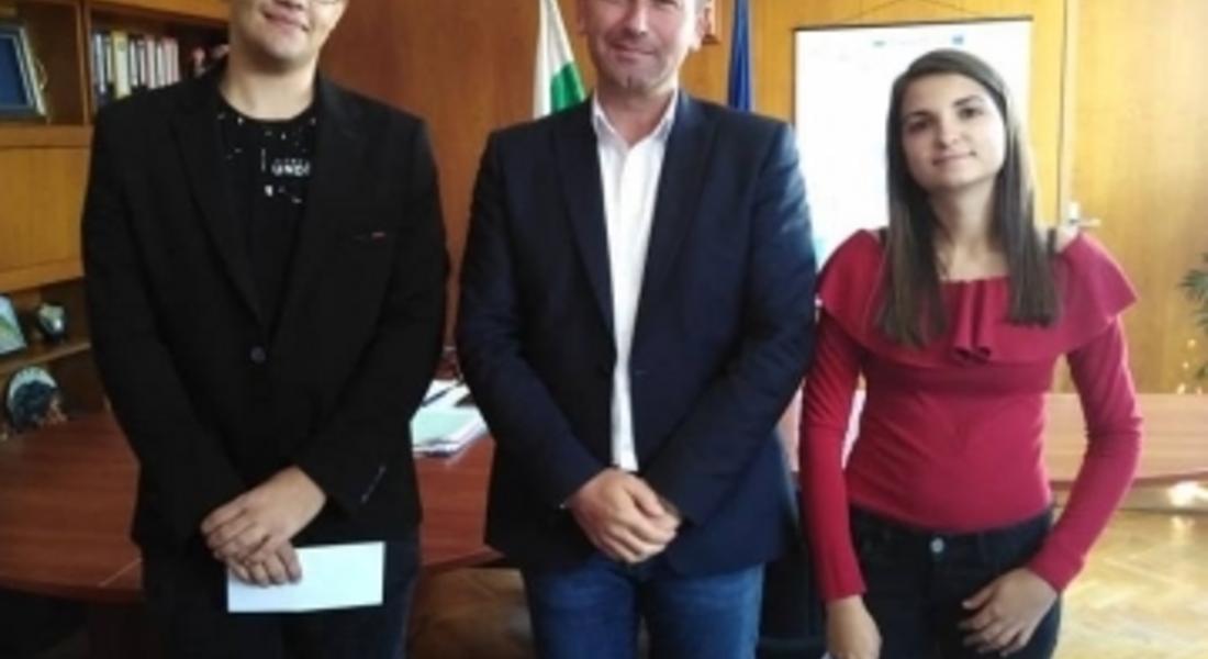 Кметът на Мадан плаща първите семестриални такси на първенци за шеста поредна година