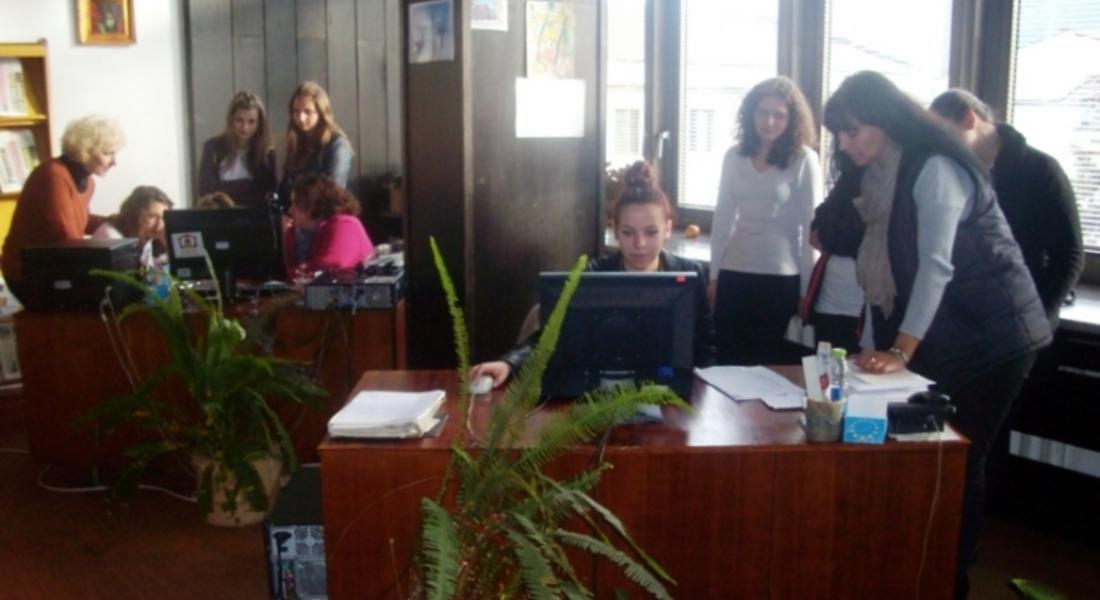 Ученици от  Езиковата гимназия се обучаваха да работят с електронния каталог в библиотеката